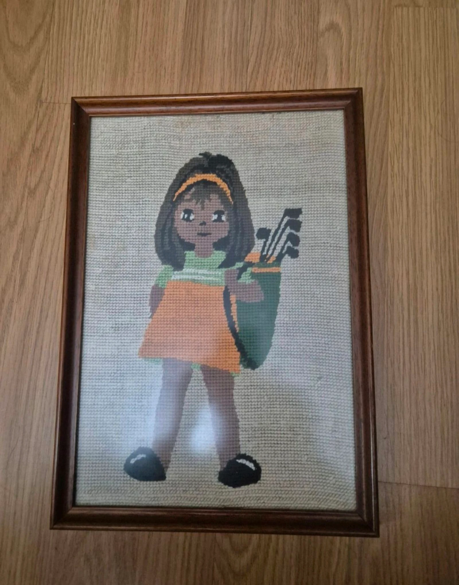 Quadro bordado à mão em ponto meio. Boneca golfista – photo 2